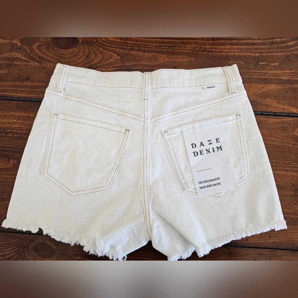 NWT Daze Women's Cotton White Denim Frayed Hem Jean Shorts Size 28 - 3" Inseam - Picture 4 of 7